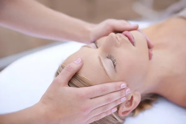 Relax Massaggio Digitopressione Sul Viso Donna Alla Spa Salute Benessere — Foto Stock
