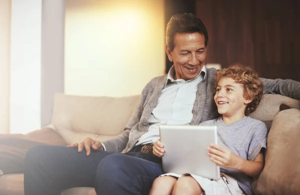 Tablet Criança Avô Feliz Conversando Sorrindo Conversa Aposentadoria Casa Para — Fotografia de Stock