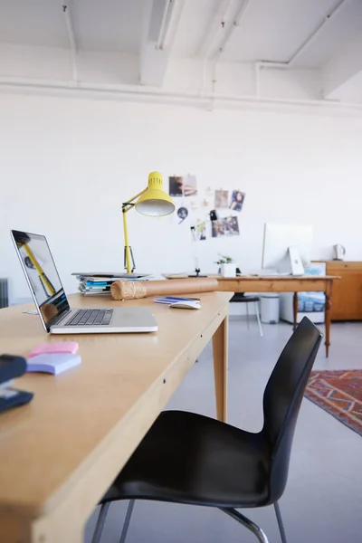 Leeres Büro Start Oder Laptop Auf Holztisch Arbeitsplatz Firma Oder — Stockfoto