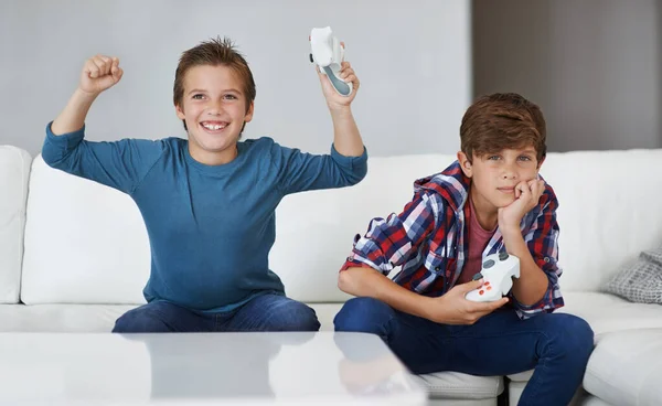 Jongens Spelen Videogame Vieren Vrienden Spelen Met Tech Esports Entertainment — Stockfoto