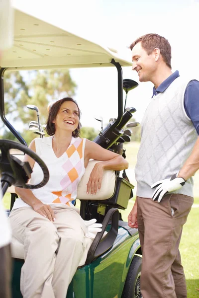 Even Ontspannen Tussen Gaatjes Glimlachende Vrouw Gezeten Een Golfkar Met — Stockfoto