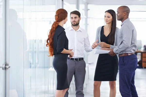 Empresários Equipe Discussão Corredor Escritório Com Homens Mulheres Diversidade Estratégia — Fotografia de Stock