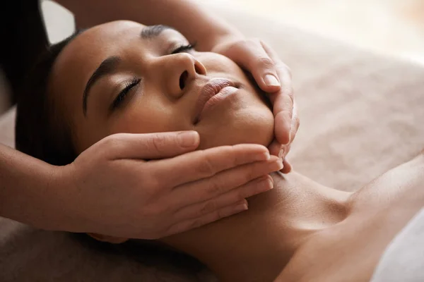 Ragazza Che Dorme Mani Massaggio Alla Testa Rilassarsi Riposo Zen — Foto Stock