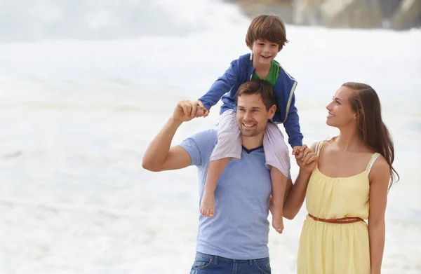 Famiglia Estate Passeggiate All Aperto Spiaggia Vacanze Viaggio Con Sorriso — Foto Stock