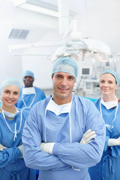 医生才在乎呢一个多样化 自信和快乐的医疗外科医生团队的肖像 图库照片