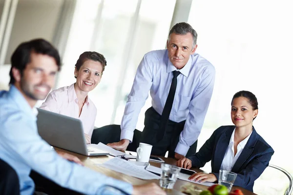 Discussão Soluções Corporativas Positivas Grupo Empresários Tendo Uma Reunião Discutindo — Fotografia de Stock