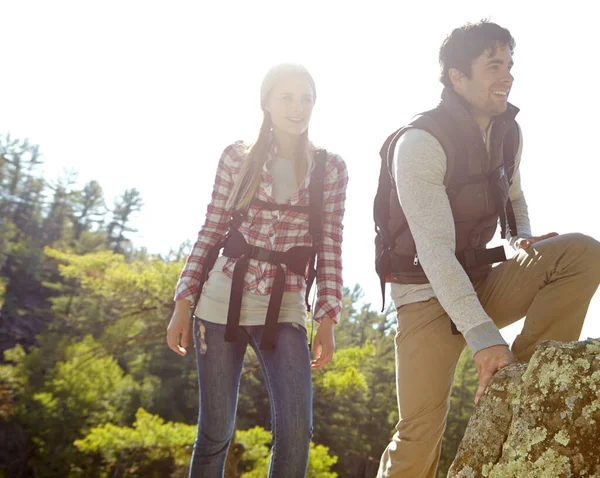 Mari Kita Naik Sini Pasangan Muda Yang Bahagia Mendaki Melalui — Stok Foto