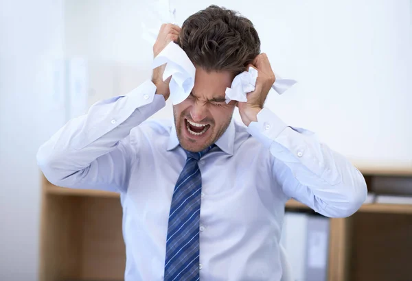 하겠습니다 스트레스를 사업가가 구겨진 종이를 머리에 소리를 지르는 않는다 — 스톡 사진