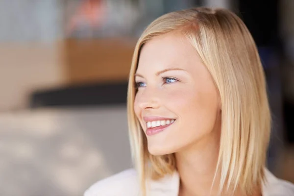 Sonrisa Pensamiento Belleza Una Mujer Con Maquillaje Natural Cosméticos Brillo —  Fotos de Stock