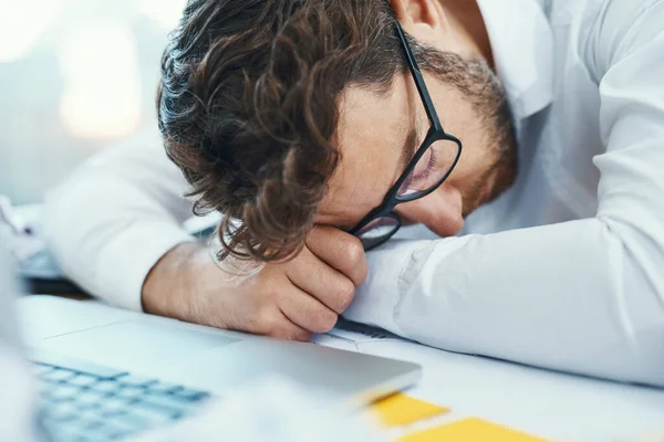 Przepracowany Zmęczony Człowiek Śpiący Biurku Wypaleniem Zmęczeniem Pracownikiem Biznesowym Okularach — Zdjęcie stockowe