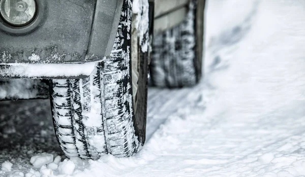Ελαστικά Χειμώνας Και Αυτοκίνητο Κίνδυνο Χιόνι Πάγο Για Ένα Οδικό — Φωτογραφία Αρχείου