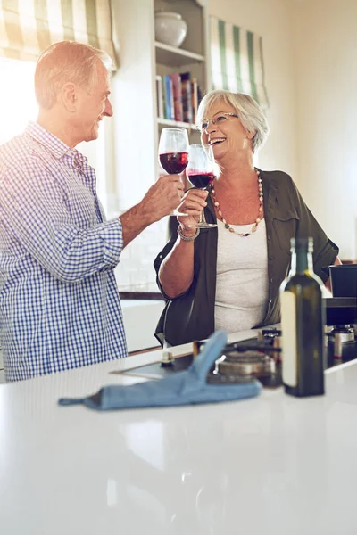 Πρόποση Κρασί Ευτυχισμένο Ηλικιωμένο Ζευγάρι Στην Κουζίνα Για Τον Εορτασμό — Φωτογραφία Αρχείου