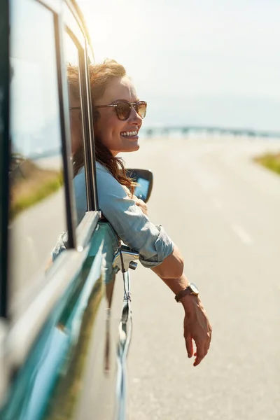 Roadtrip Reise Und Frau Autofenster Für Abenteuer Sommerurlaub Und Urlaub — Stockfoto