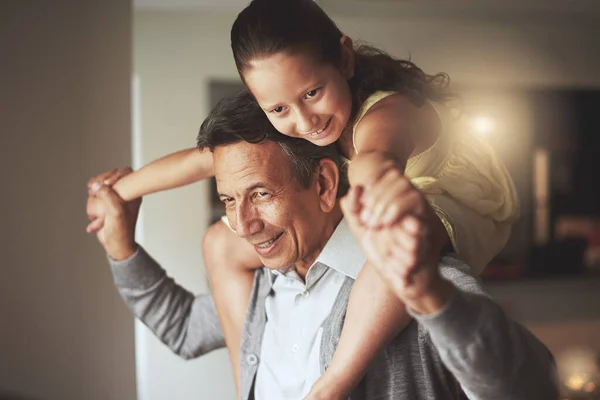 Gülümse Sırtına Mutlu Bir Büyükbaba Ile Bir Çocuk Oyna Aile — Stok fotoğraf