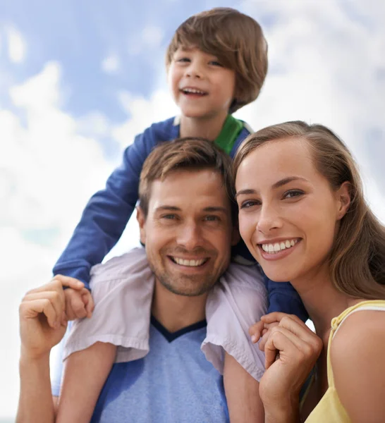 Família Céu Sorriso Retrato Livre Enquanto Feliz Por Viagens Diversão — Fotografia de Stock