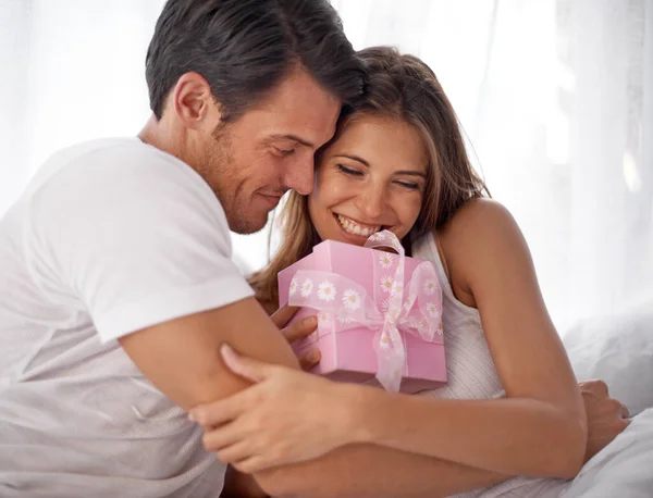 Prezent Uścisk Para Walentynki Święto Miłości Troską Niespodzianką Sypialni Mężczyzna — Zdjęcie stockowe