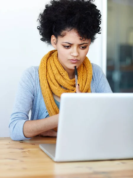 Komputery Długopisy Kobiety Myślące Edukacji Online Pomysły Planowanie Uniwersytetu College — Zdjęcie stockowe