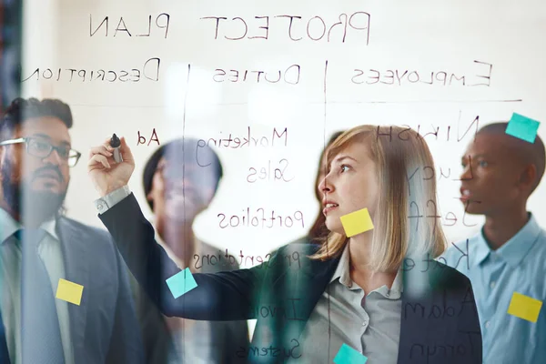 Biznesmeni Szklane Ściany Kobieta Pisanie Planowanie Strategia Biurze Przyklejone Notatki — Zdjęcie stockowe