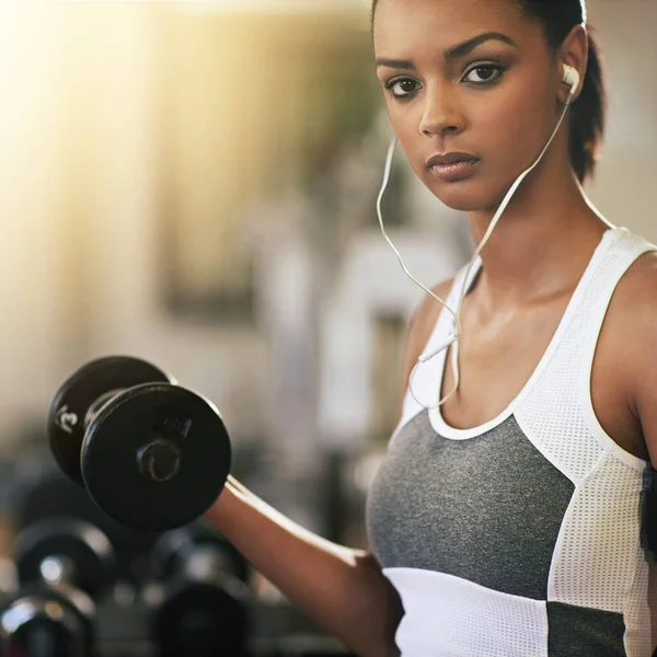 Portrait Music Dumbbell Woman Gym Streaming Audio Earphones While Training — Stock Photo, Image