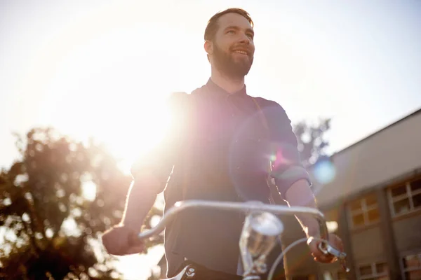 Viajar Feliz Homem Com Bicicleta Andando Estrada Com Lente Sinalização — Fotografia de Stock