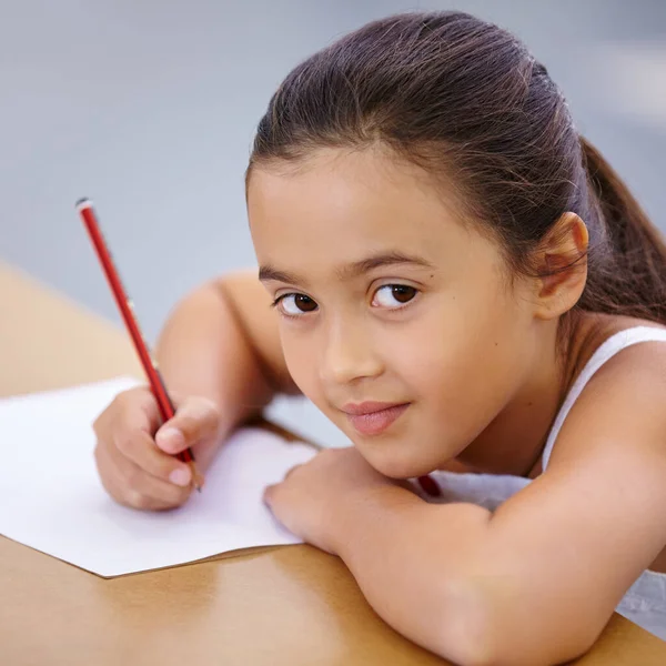 学生在课堂上为知识和发展做笔记的儿童 肖像和教育 西班牙中学时 认真的 女孩和学习者在纸上写作 学习或学习 — 图库照片
