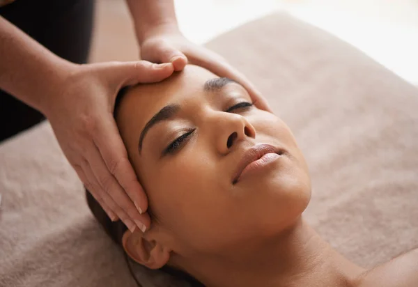 Menina Mãos Massagem Cabeça Para Relaxar Spa Para Descanso Zen — Fotografia de Stock