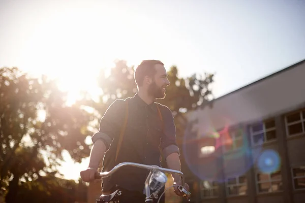 Велосипед Путешествия Человек Бликом Объектива Счастливы Физических Упражнений Коммутировать Езда — стоковое фото