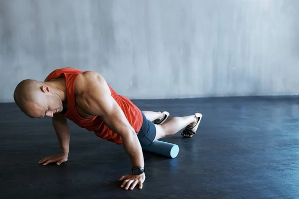 Gymnastiktraining Schaumstoffrolle Und Liegestütze Boden Für Bewegung Gesundheitsleistung Und Muskelaufbau — Stockfoto