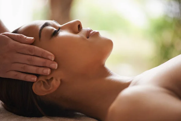 Frau Hände Oder Kopfmassage Zur Entspannung Wellnessbereich Für Zen Erholung — Stockfoto