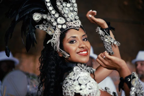 Festival Carnaval Retrato Dançarino Mulher Sorriem Com Música Festa Brasil — Fotografia de Stock
