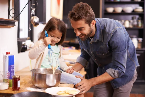 为父亲做饭 快乐和早餐 女儿在厨房里做煎饼 粘合或学习 早晨和帮助家中的男子和少女烘焙 支助和营养 — 图库照片