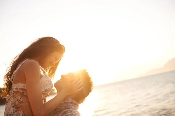 Eles Compartilham Amor Especial Jovem Casal Desfrutando Uma Fuga Praia — Fotografia de Stock