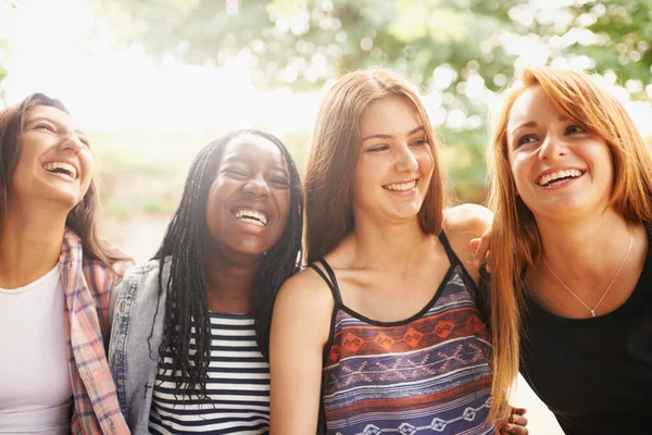 Kız Arkadaşlar Grup Yaz Tatillerinde Seyahatlerde Çeşitlilikle Dışarıda Kahkahalar Genç — Stok fotoğraf