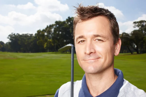 Golf Onun Yüzüne Bir Gülümseme Koyar Golf Sopasını Tutarken Gülümseyen — Stok fotoğraf