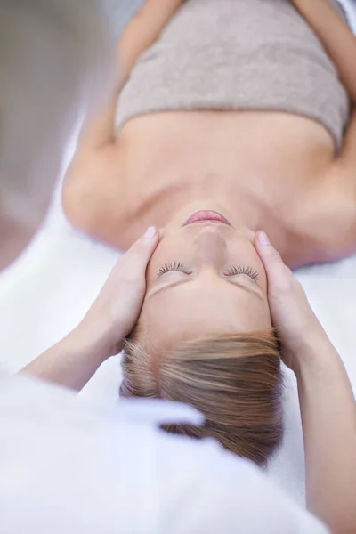 Relax Reiki Gezichtsmassage Vrouw Spa Voor Gezondheid Wellness Luxe Behandeling — Stockfoto
