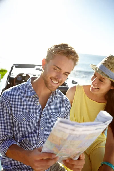 アドベンチャー ロードトリップ 海による夏休み 週末の休暇に車で地図を持つカップル 自由と方向 ナビゲーションと旅のための紙を読んで男性と女性 — ストック写真