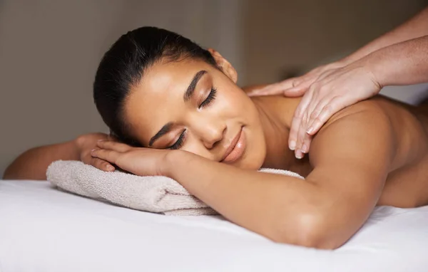 Vrouw Slapen Handen Voor Rugmassage Het Hotel Ontspannen Voor Zen — Stockfoto