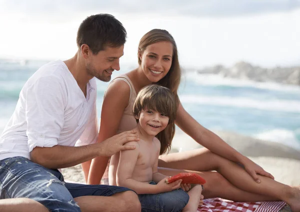 夏の旅行休暇にビーチで家族 スイカの肖像画を楽しみましょう 幸せとケアのために海で休暇中に一緒にピクニックで果物を食べる男 — ストック写真
