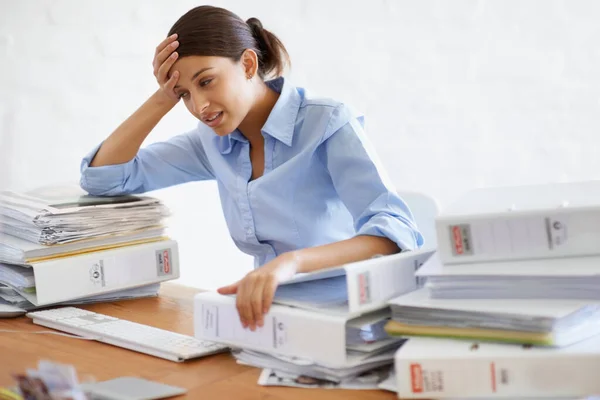 文书工作 女商人和工作压力来自办公室 文件和公司员工 疲倦和工作倦怠 办公桌上满是商业档案 公司报告和行政管理 — 图库照片