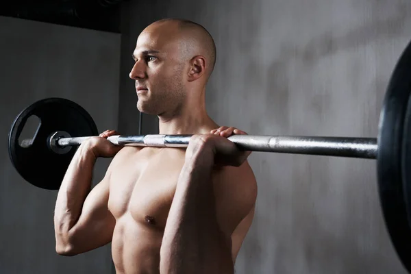 ジムでのボディービル トレーニング または腕のトレーニングのためのバーベル付きのフィットネス 男と重量挙げ 激しい強さ 運動または力のための重い重量を持ち上げるフィット アクティブおよび強い筋肉の男性 — ストック写真