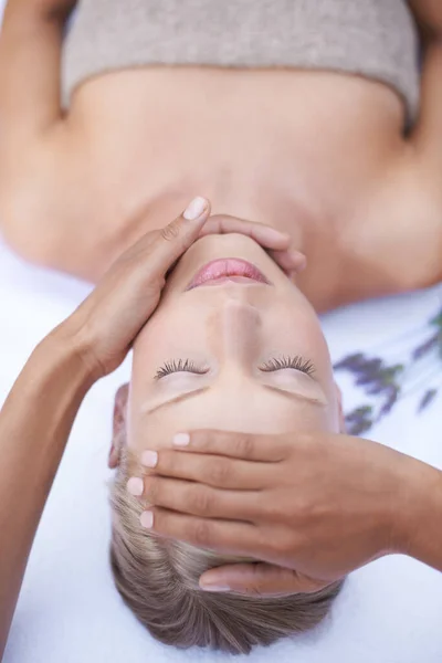 Relax Mani Massaggio Viso Donna Salone Bellezza Salute Benessere Trattamento — Foto Stock