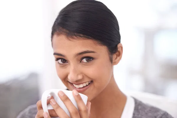 Ihre Lieblingszeit Eine Schöne Junge Frau Genießt Eine Tasse Kaffee — Stockfoto
