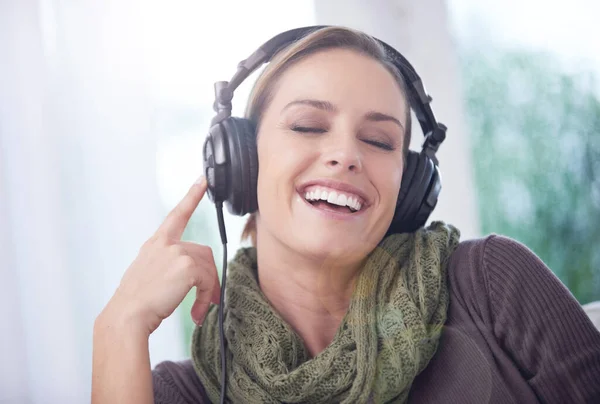 これは私の歌です ヘッドフォンで音楽を聴いている美しい女性が — ストック写真