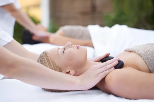 Kobieta Spa Masaż Gorącymi Kamieniami Ręce Masażystki Leczenie Holistyczne Zen — Zdjęcie stockowe