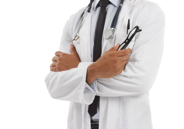 你最近检查过了吗 一个医生双手叉腰站在地上 手里拿着一副眼镜 背对着白色背景的剪下来的照片 — 图库照片