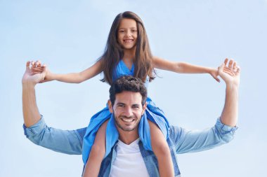 Mavi gökyüzü, sırtında taşıma ve baba, çocuk ya da eğlenen insanların mutlu aile portresi, açık hava oyunları ve kaynaşma. Omuz gezintisi, yaz güneşi ve rahatlama çocuk ve baba barış ve özgürlük için gülümseyin..