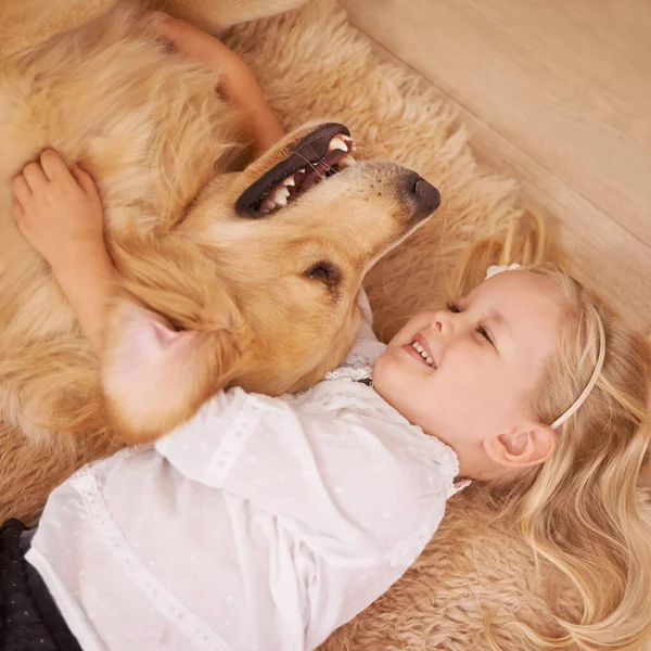 Câine Fată Îmbrățișați Împreună Podea Camera Retriever Aur Copil Jucându — Fotografie, imagine de stoc