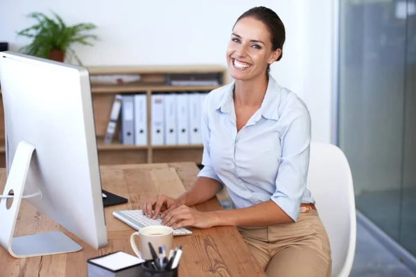 Retrato Mulher Feliz Digitação Computador Escritório Para Gestão Negócios Internet — Fotografia de Stock