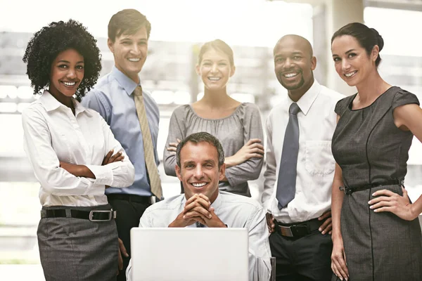 Diversidade Retrato Empresários Escritório Trabalho Equipe Com Laptop Mesa Trabalho — Fotografia de Stock
