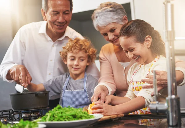 Pote Crianças Felizes Avós Ensinando Habilidades Culinárias Para Jantar Saudável — Fotografia de Stock